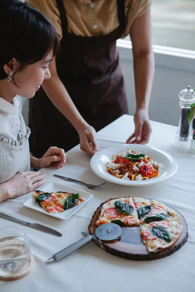 Ragazza che serve un tavolo in un ristorante